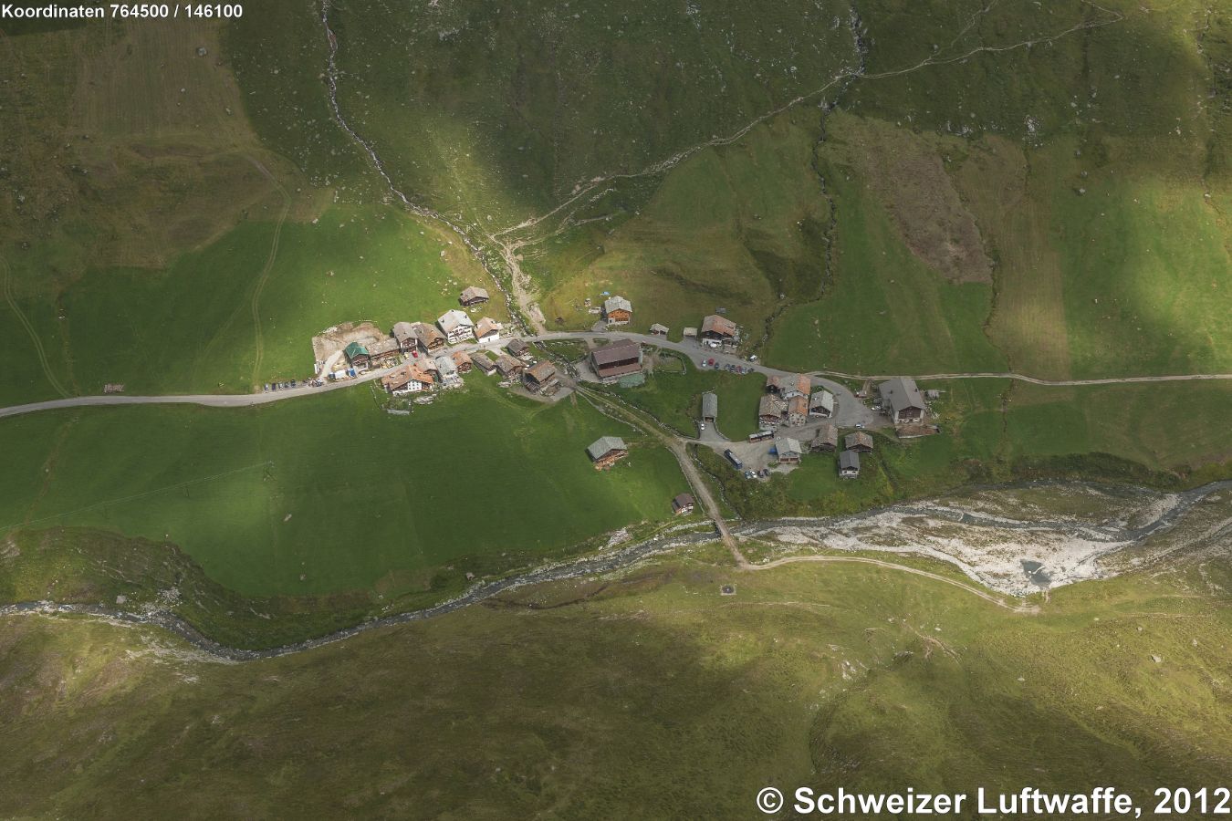 Ober - Juf und Under - Juf mit Jufer Rhein. Blick Rchtg N. - Mit 2126 m.ü.M. ist Juf die höchstgelegene, ganzjährig bewohnte Siedlung der Schweiz und hat etwa 30 Einwohner und Einwohnerinnen.